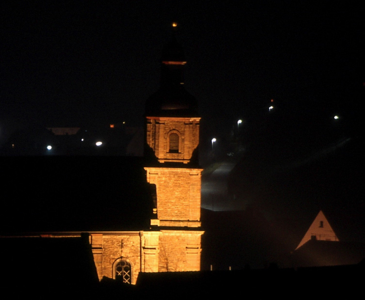 Beleuchteter Kirchturm bei Nacht